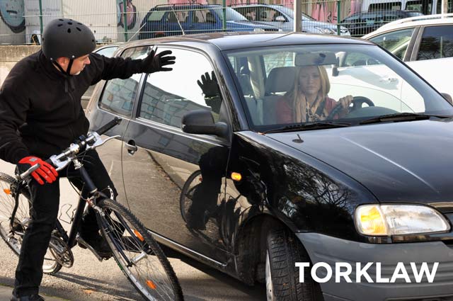 driver not paying attention to bicyclist